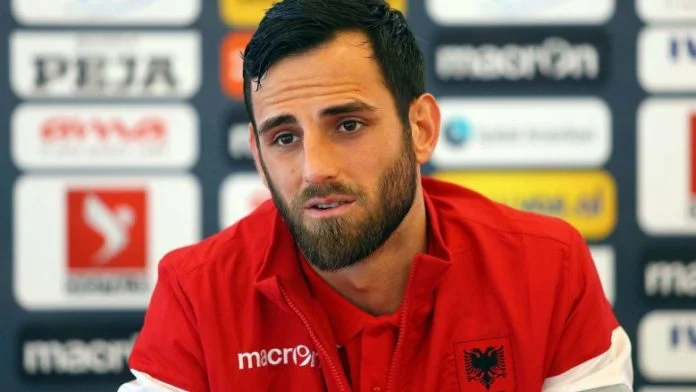 El futbolista albanés apunta abiertamente a su posición política: