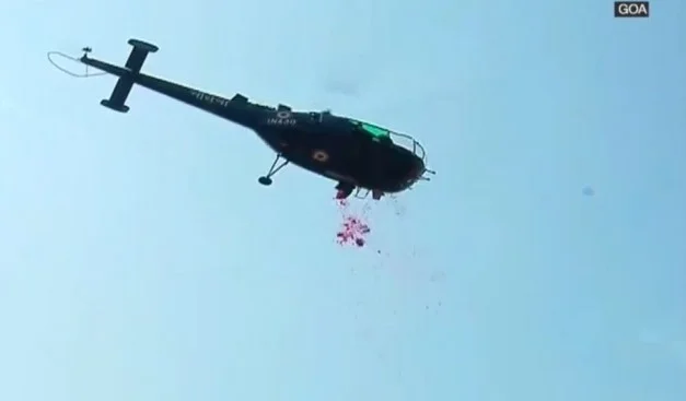 Flugzeuge und Hubschrauber werfen Blumen über Krankenhäuser in Indien
