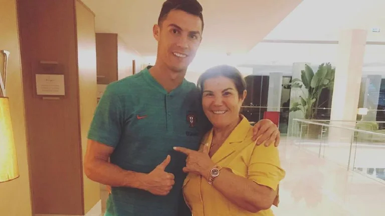 Cristiano Ronaldo mit einem supercouth Geschenk an seine Mutter