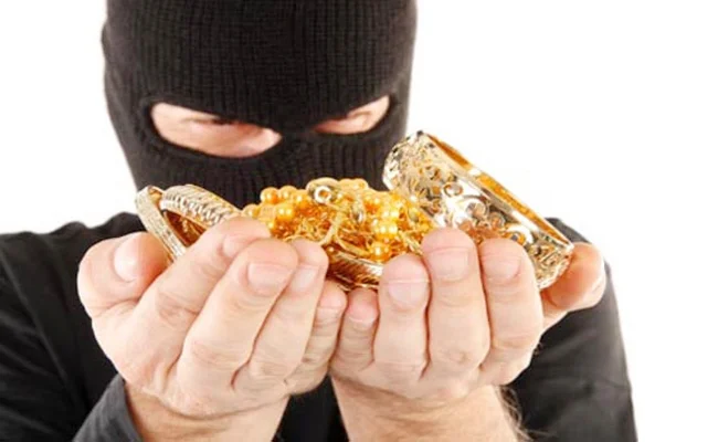 Drenas, ladrones roban la caja fuerte de oro en el bar