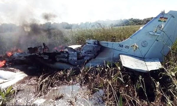 Das Flugzeug fällt, vier Spaniards sterben