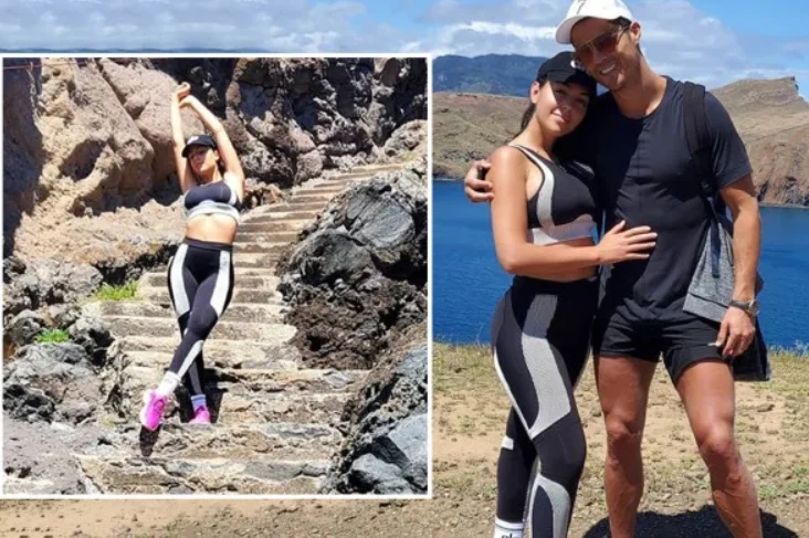 Ronaldo points to muscles, climbs up the mountain by himself.