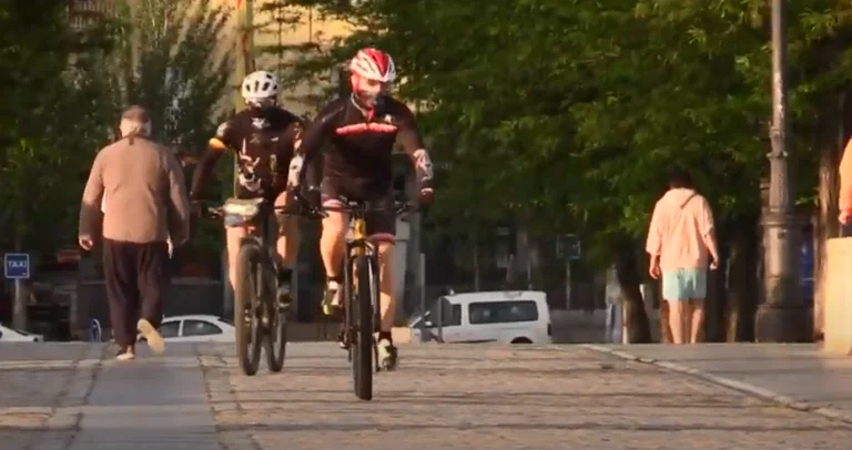 Spaniards begin to enjoy freedom, allowed for exercise