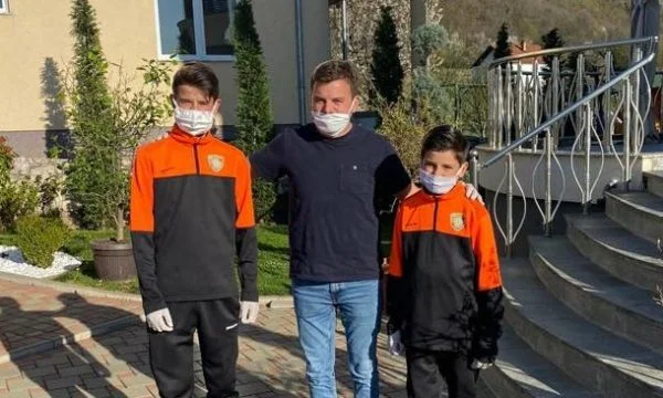 I giocatori di calcio dell'Accademia balcanica curati da COVID-19