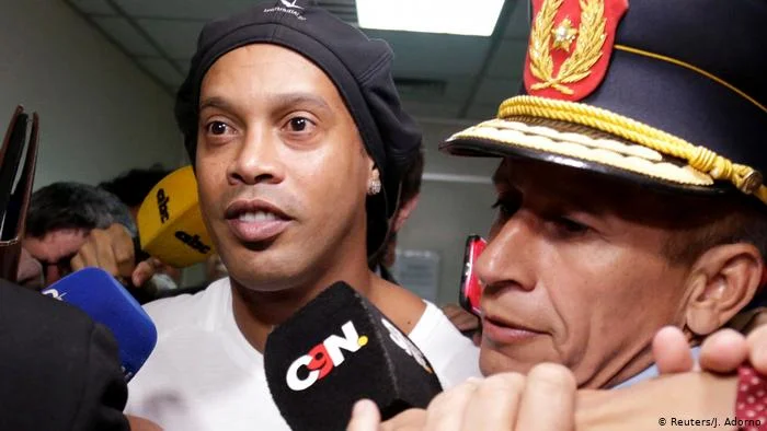Gefunden, warum Ronaldinho mit einem geschmiedeten Pass nach Paraguay ging