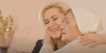 Shyhrete Behluli pleure pour maman: C'est dommage que je ne puisse pas venir t'embrasser.