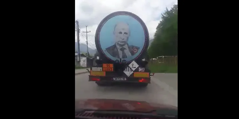 La police du Kosovo interdit les chefs de camion avec Poutine, photo Karadzic