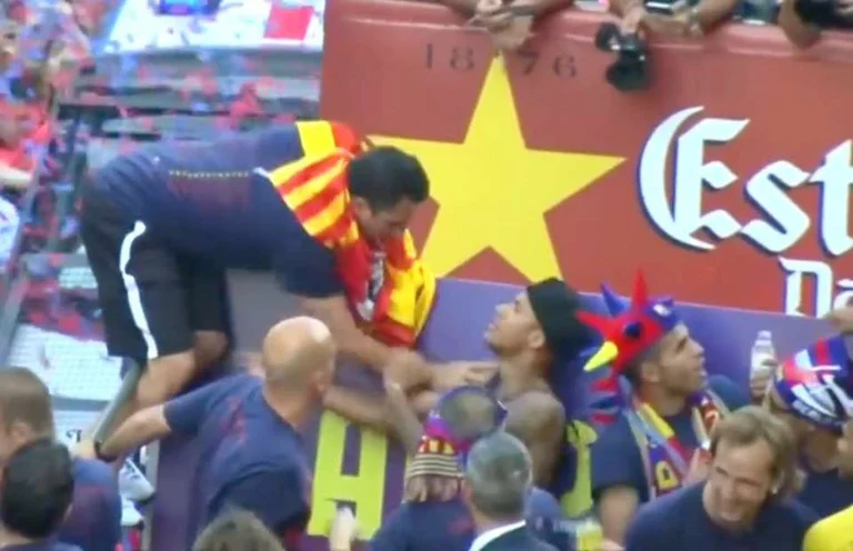 Il momento della lotta quando Neymar quasi lo ha buttato giù dal bus Xavin dopo aver provato a prenderlo per le scarpe
