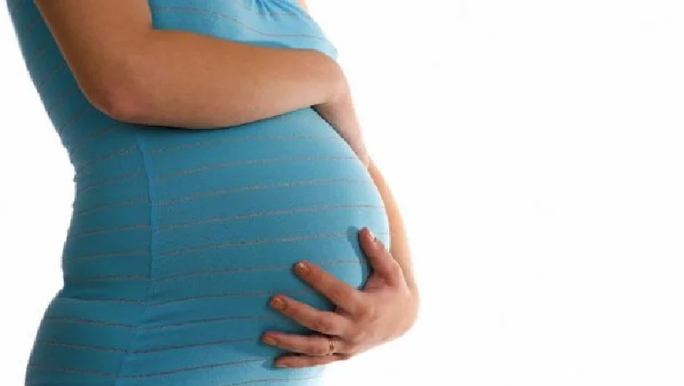 Una mujer embarazada está siendo tratada en infección, se espera que nazca la próxima semana