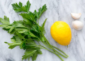 Use the leaves of this plant to avoid wrinkles, acne, and solar allergies