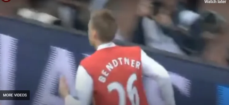 Bendtner fue colocado en el libro discográfico ėGuinessão después de este objetivo contra Tottenham en 2007