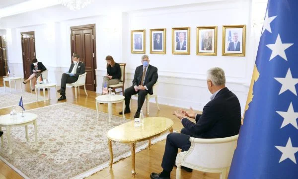 Bevor er Hoti befahl, traf Thaci die QUINT-Botschafter