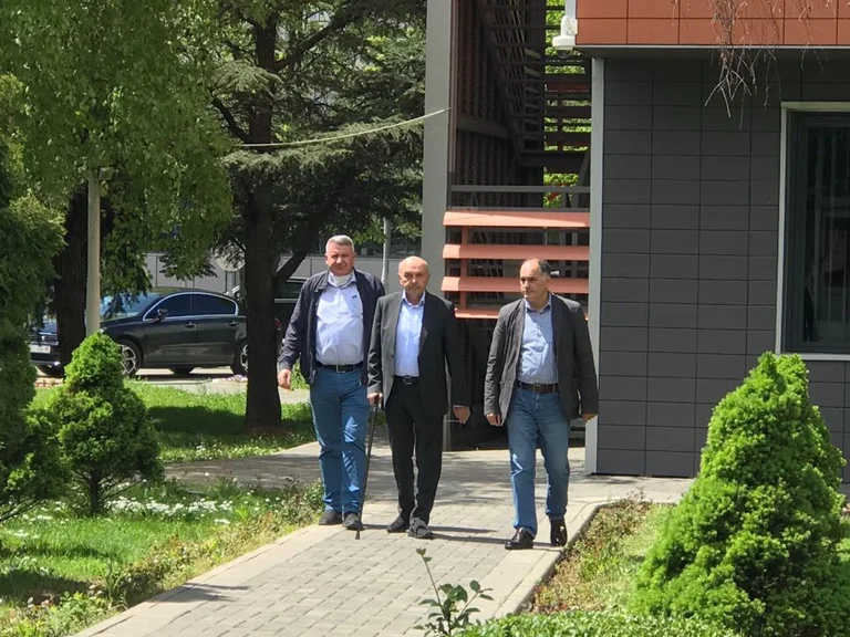 Isa Mustafa dice di non aver contattato Behgjet Pacolli, commenti anche di Xhelal Svechla