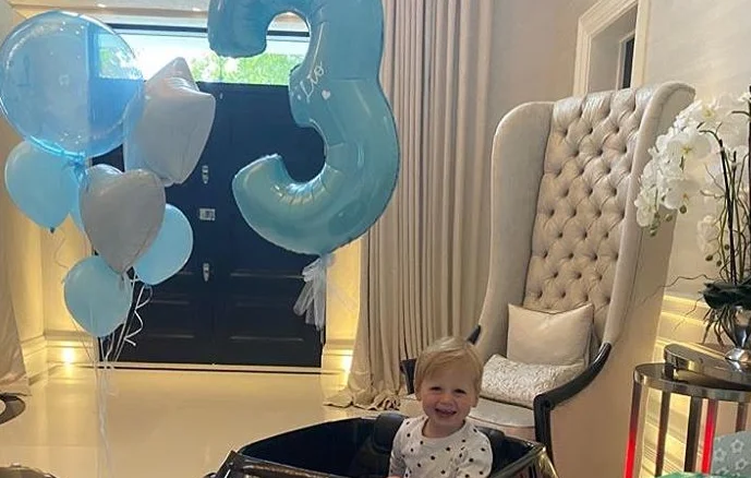 Liverpool legend Steven Gerard feierte den Geburtstag seines Sohnes. Er kaufte ihn einen Range Rover.