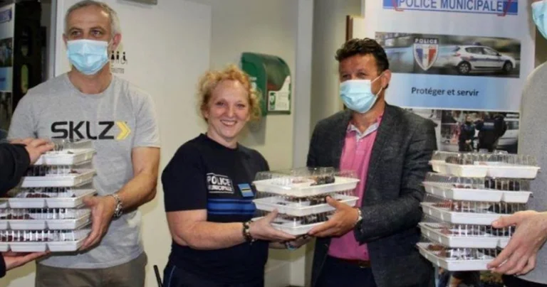 Ex giocatore di calcio nazionale albanese con gesto generoso cucina cibo per l'ospedale in Francia