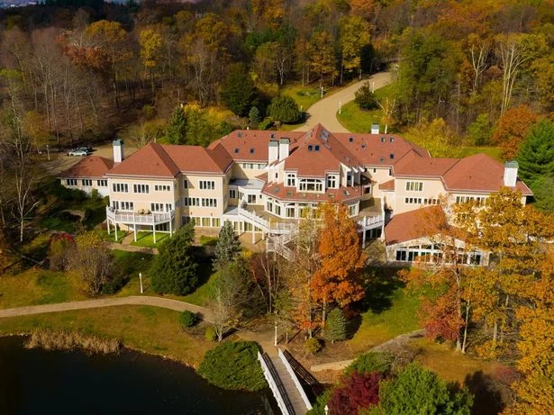 Esta era la casa de 52 dormitorios de Tyson que fue forzado a vender al rapero 50 Cent después de que se quebró.