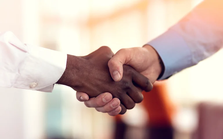 Au revoir, poignée de main ? Comment la pandémie élimine-t-elle le geste amical d'interaction