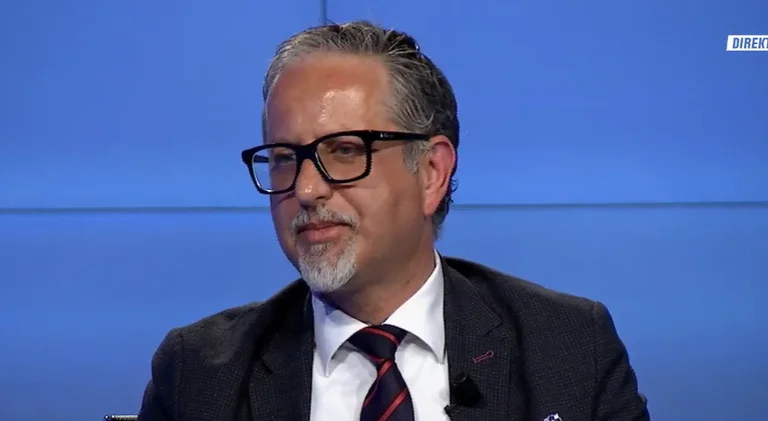 Ramiz Ladrovci porta una domanda a Arben Vitit al live show