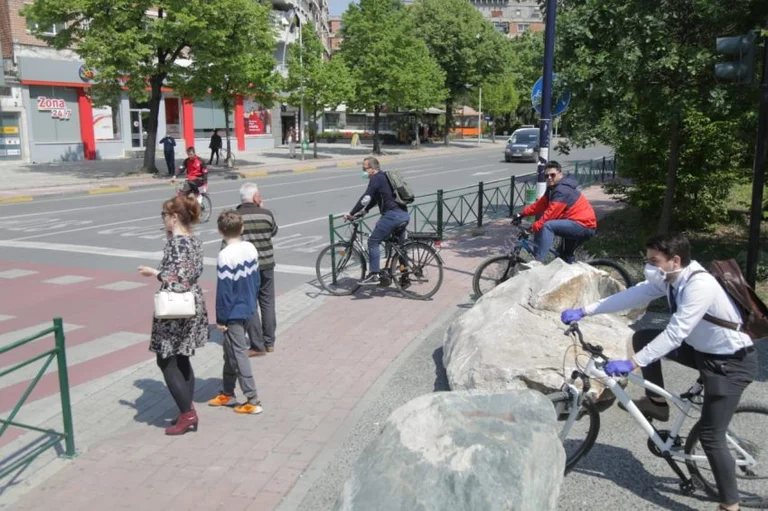 Tirana al normale taxi, alla bicicletta e alla strada pedonale
