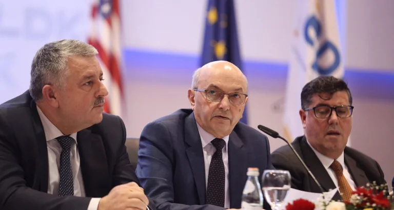 Mustafa hoy presentó a diputados del LDK el nuevo gobierno
