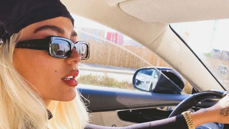 Loredana Zefi poses the attractive ones from the car: Take my number if you need protection