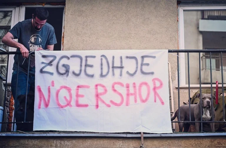 Ein weiterer Protest von Balkonen mit Slogans, Bürger wollen Wahlen im Juni