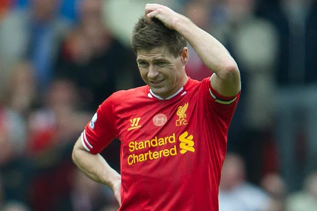 Dies ist Steven Gerards Fehler, der Liverpool kostet, indem er den langen Lauf nicht bricht.