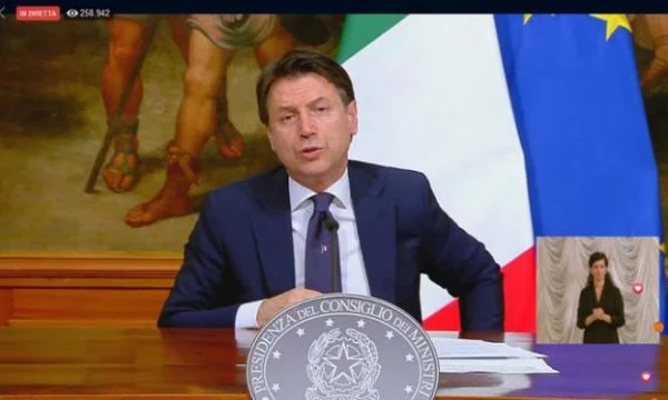 Stage 2 begins in Italy: Family visits are allowed. Bars open June 1.