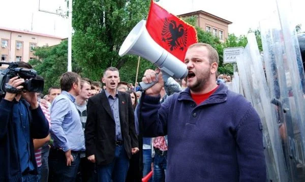 Il membro del VV del Tribunale avverte le proteste: ci vediamo molto.