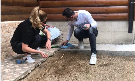 Leonora Jakupi plantas de modestia cebolla durante el show de Kosova