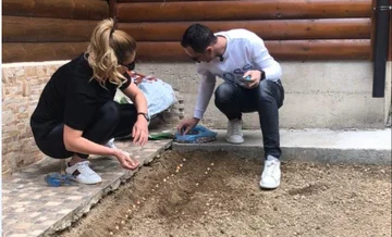 Leonora Jakupi puddy plante des oignons pendant le spectacle au Kosovo
