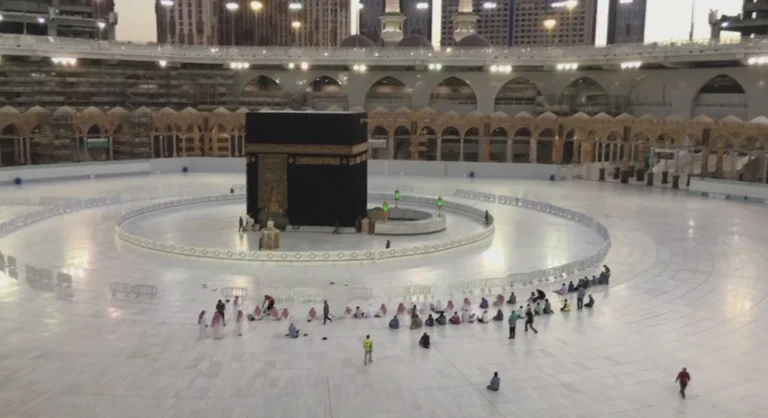 Empty Mecca como musulmanes rápido Ramadan