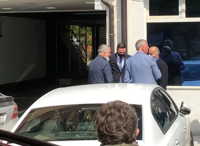 LDK se reúne para dividir ministerios