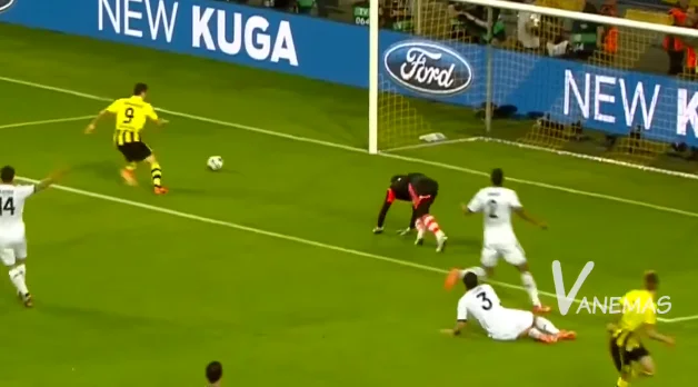 Real Madrid's fans will never forget the humiliation Levandowski did 7 years ago.