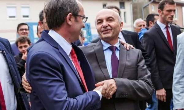 Nuevo gobierno, Hoti se reúne con funcionarios de AAK