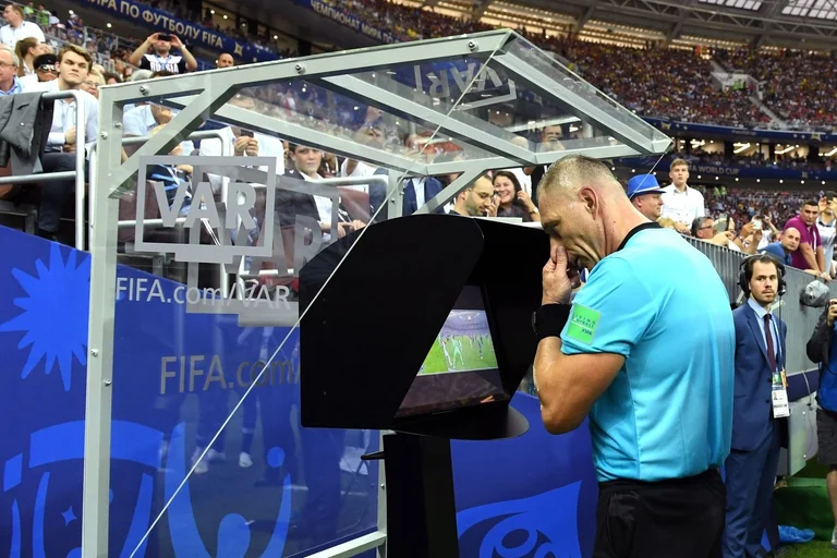 Debido a la distancia social, la UEFA eliminará el sistema V AR