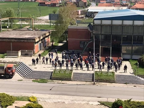 I lavoratori KEK nelle proteste, dicono che il governo sta rischiando la stabilità energetica