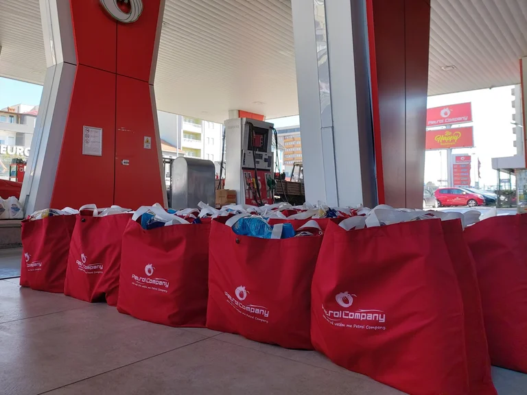 Petrol Company nel mese santo di Ramadan dona pacchetti alimentari alle famiglie bisognose nella città dell'anno