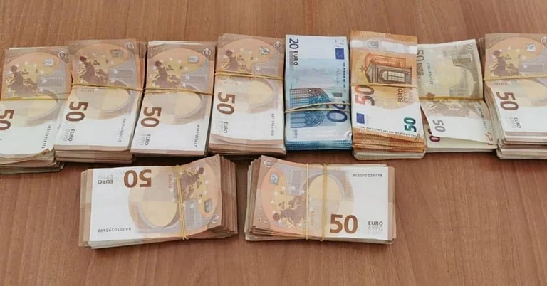With forged documents and 22 thousand undeclared euros, truck drivers are arrested