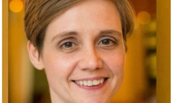 Esta es la mujer que va a probar la vacuna Coronavius producida en Inglaterra, me temo.