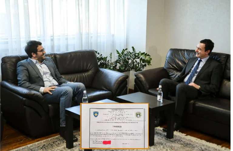 Kurti bei der Konferenz mit seinem Berater, der von der Polizei für die Besetzung interviewt wurde