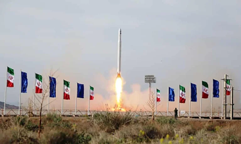 Iran manda il satellite militare in orbita, protesta feroce America