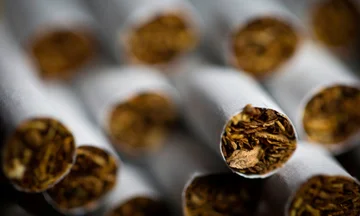 Dopo uno studio che dice che il fumo impedisce Coronavius, i francesi provano la nicotina in pazienti