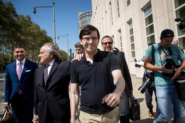 Le tricheur albanais Martin Shkreli cherche à être libéré de prison pour combattre le Coronavirus