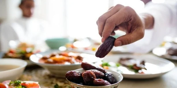 Ramadan beginnt morgen, das ist der Zeitplan der ersten Gastgeber und iftar