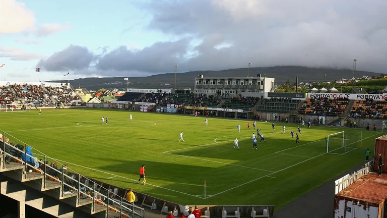 The football championship started here, it's not allowed: Spits, nose vents, and ball disinfects