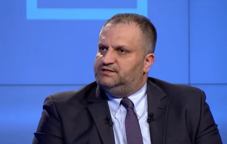 E' ora di discutere la riapertura, ma i guanti ci seguiranno in 12 mesi.
