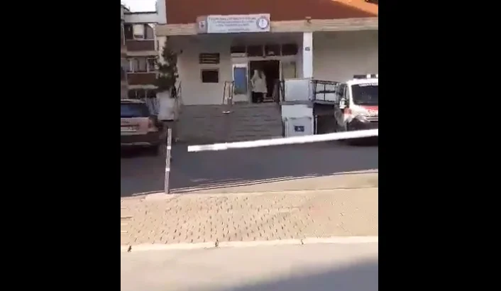 QKMF en Pristina se niega a controlar, el paciente se estrella con el personal médico
