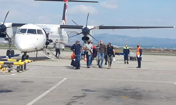 12 Kosovars llegan de Varsovia a Pristina en avión EULEX