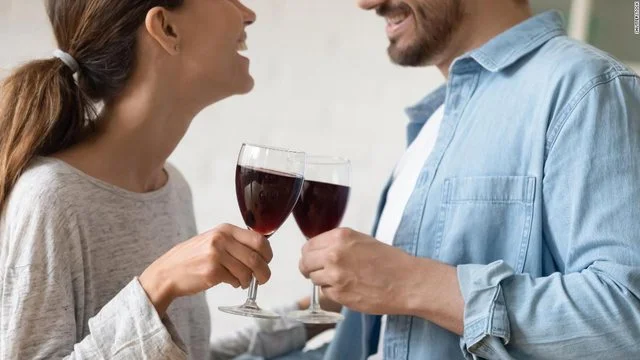 Come fai il tuo anniversario speciale quando non puoi lasciare la casa?